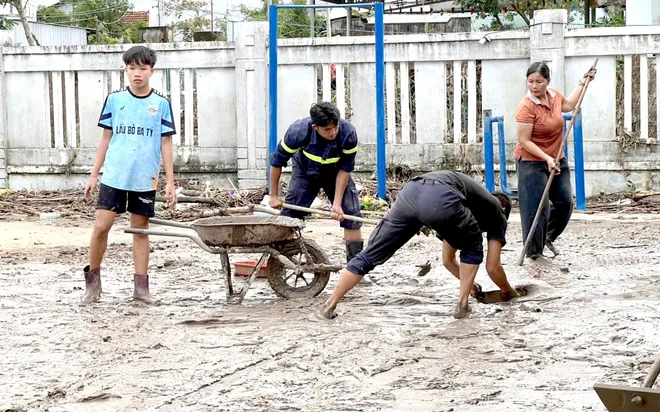 Khẩn trương làm sạch môi trường, ngăn nguy cơ dịch bệnh sau mưa lũ - Ảnh 10.