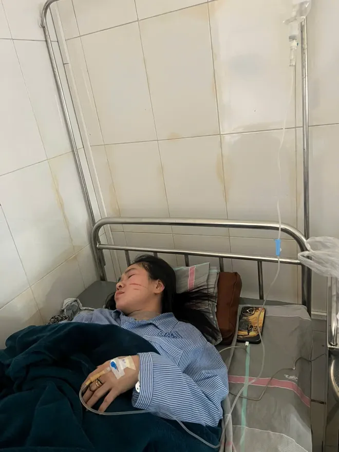 Người phụ nữ ở Hà Nội tố bị đôi nam nữ xông vào nhà hành hung, phải nhập viện điều trị - Ảnh 1.