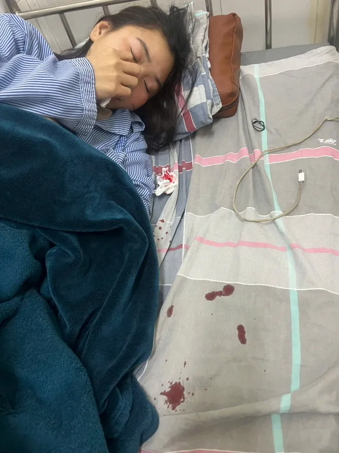 Người phụ nữ ở Hà Nội tố bị đôi nam nữ xông vào nhà hành hung, phải nhập viện điều trị - Ảnh 2.