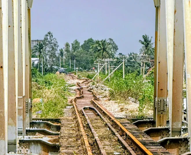 Đường sắt đã thông tàu 46 điểm sạt trôi, còn 15 điểm đang tập trung khắc phục - Ảnh 1.