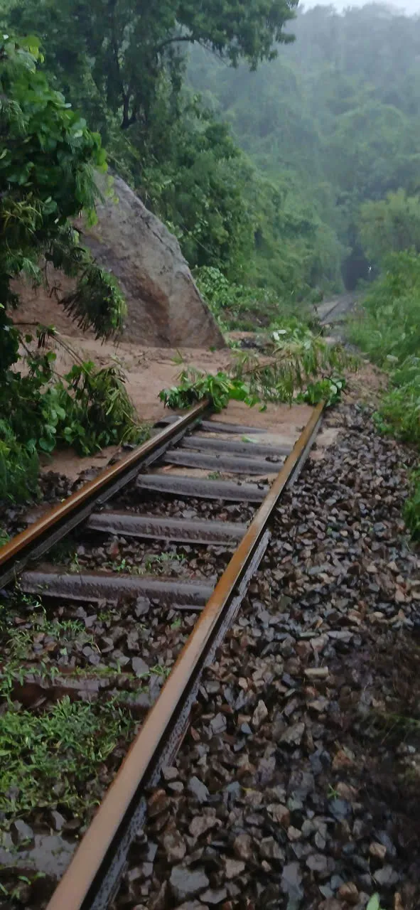 Đường sắt đã thông tàu 46 điểm sạt trôi, còn 15 điểm đang tập trung khắc phục - Ảnh 3.