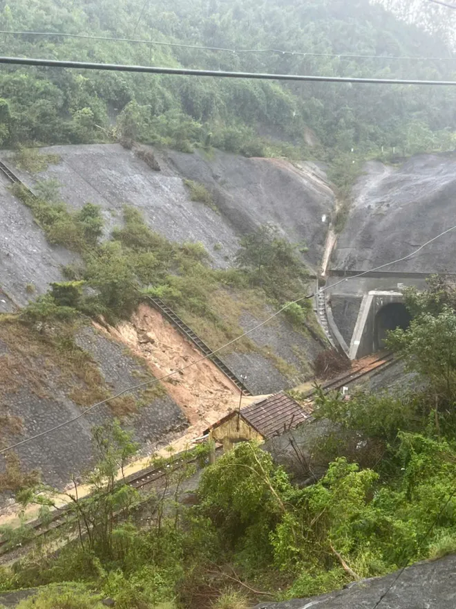 Đường sắt đã thông tàu 46 điểm sạt trôi, còn 15 điểm đang tập trung khắc phục - Ảnh 2.