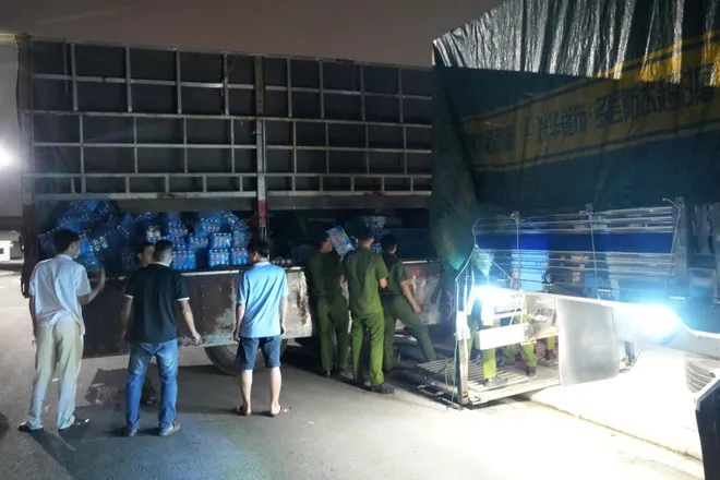 Công an Đồng Nai huy động hàng trăm tấn hàng cứu trợ hỗ trợ người dân vùng lũ Đắk Lắk- Ảnh 4.