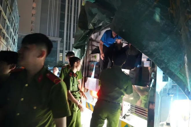 Công an Đồng Nai huy động hàng trăm tấn hàng cứu trợ hỗ trợ người dân vùng lũ Đắk Lắk- Ảnh 3.