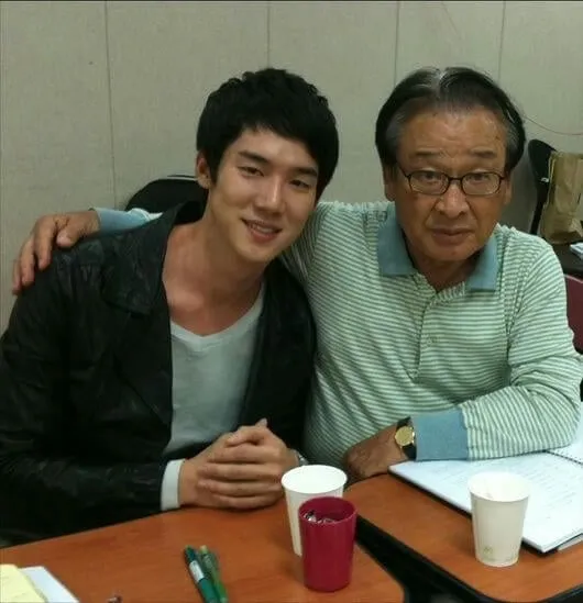 Nam chính "Khi điện thoại đổ chuông" tri ân cố diễn viên Lee Soon Jae - Ảnh 2.