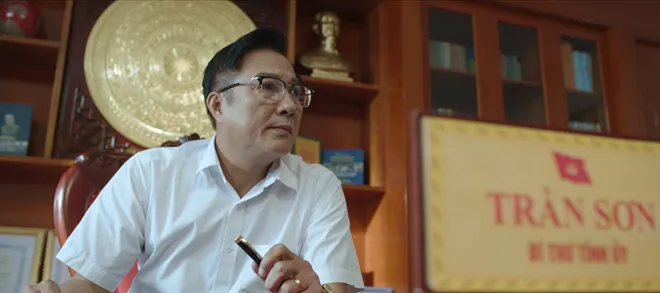 Lằn ranh - Tập 19: Khắc nổi điên vì hành động "tự hủy" của Vinh - Ảnh 5.