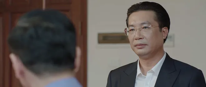 Lằn ranh - Tập 19: Khắc nổi điên vì hành động "tự hủy" của Vinh - Ảnh 6.