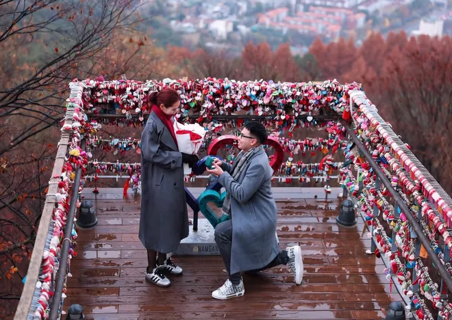 MC Mù Tạt Huyền Trang nhận lời cầu hôn của tuyển thủ Đức Huy - Ảnh 2.