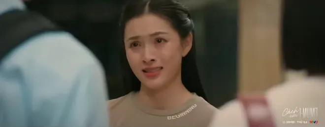 Cách em 1 milimet - Tập 26: Bạn gái Đức chặn đường Tú nổi cơn ghen tuông - Ảnh 2.