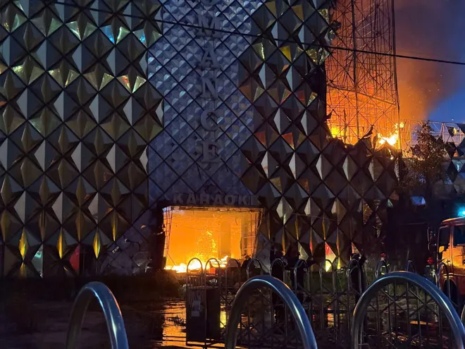 Quán bar, karaoke bỏ hoang bốc cháy dữ dội ở Đồng Nai - Ảnh 3.