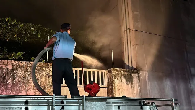 Quán bar, karaoke bỏ hoang bốc cháy dữ dội ở Đồng Nai - Ảnh 10.