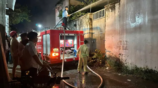 Quán bar, karaoke bỏ hoang bốc cháy dữ dội ở Đồng Nai - Ảnh 11.