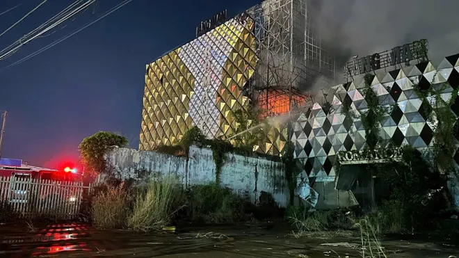 Quán bar, karaoke bỏ hoang bốc cháy dữ dội ở Đồng Nai - Ảnh 5.