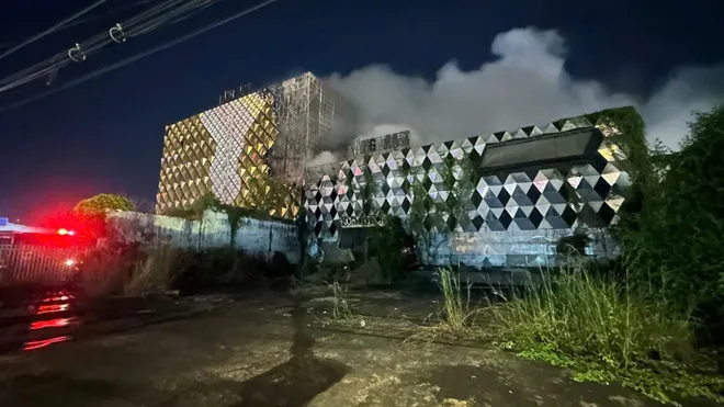 Quán bar, karaoke bỏ hoang bốc cháy dữ dội ở Đồng Nai - Ảnh 6.