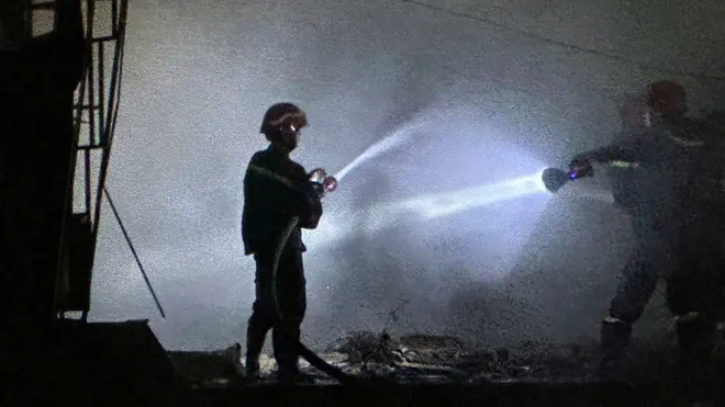 Quán bar, karaoke bỏ hoang bốc cháy dữ dội ở Đồng Nai - Ảnh 9.