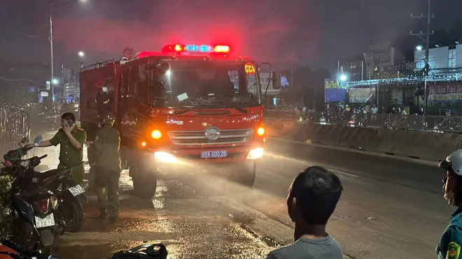 Quán bar, karaoke bỏ hoang bốc cháy dữ dội ở Đồng Nai - Ảnh 7.