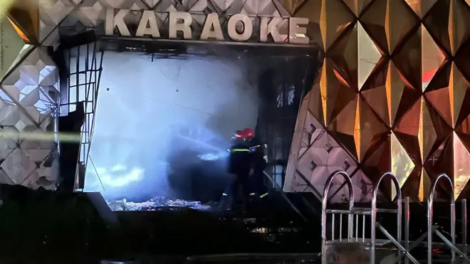 Quán bar, karaoke bỏ hoang bốc cháy dữ dội ở Đồng Nai - Ảnh 4.