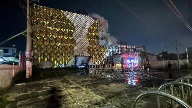 Quán bar, karaoke bỏ hoang bốc cháy dữ dội ở Đồng Nai - Ảnh 1.