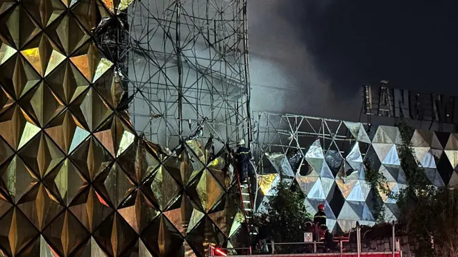 Quán bar, karaoke bỏ hoang bốc cháy dữ dội ở Đồng Nai - Ảnh 2.