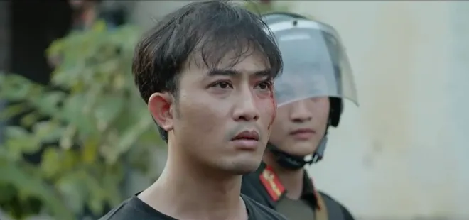 Lằn ranh - Tập 22: Hàng loạt quan chức Việt Đông bị bắt vì đánh bạc- Ảnh 2. Lằn ranh - Tập 22: Hàng loạt quan chức Việt Đông bị bắt vì đánh bạc- Ảnh 2.