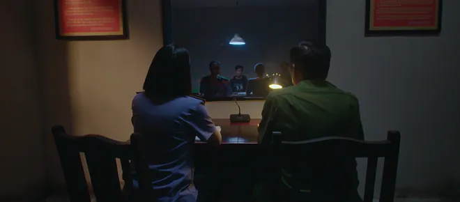 Lằn ranh - Tập 22: Hàng loạt quan chức Việt Đông bị bắt vì đánh bạc- Ảnh 8. Lằn ranh - Tập 22: Hàng loạt quan chức Việt Đông bị bắt vì đánh bạc- Ảnh 8.