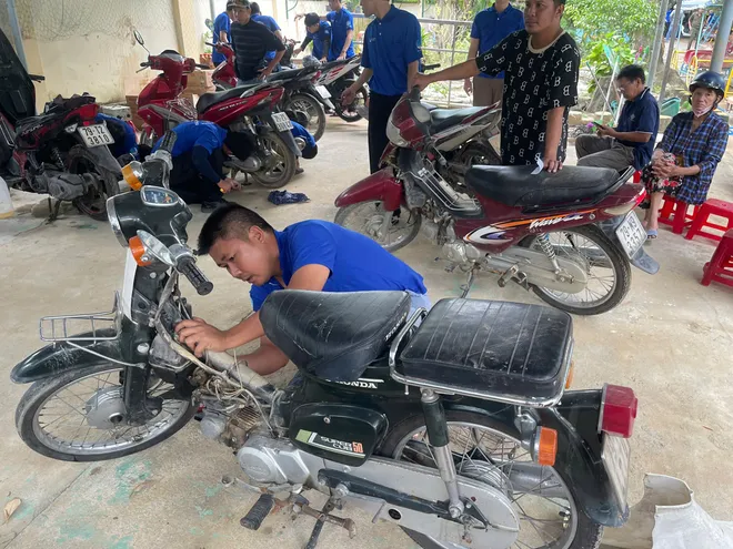 Khoảnh khắc đẹp tuần qua (24-30/11): Tình đồng bào trong giông bão- Ảnh 14. Khoảnh khắc đẹp tuần qua (24-30/11): Tình đồng bào trong giông bão- Ảnh 14.