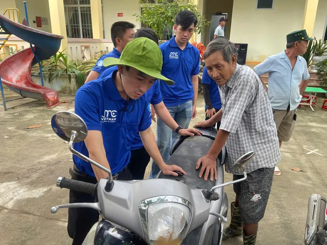 Khoảnh khắc đẹp tuần qua (24-30/11): Tình đồng bào trong giông bão- Ảnh 13. Khoảnh khắc đẹp tuần qua (24-30/11): Tình đồng bào trong giông bão- Ảnh 13.