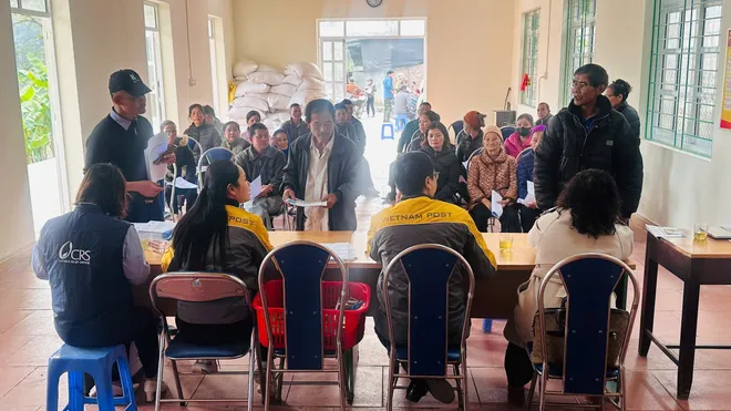 Hỗ trợ tiền mặt cho người dân vùng bão, lũ Cao Bằng và Hà Tĩnh - Ảnh 2.