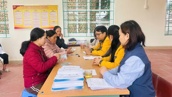 Hỗ trợ tiền mặt cho người dân vùng bão, lũ Cao Bằng và Hà Tĩnh - Ảnh 1.