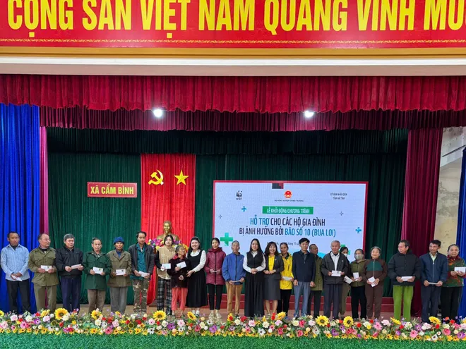 Hỗ trợ tiền mặt cho người dân vùng bão, lũ Cao Bằng và Hà Tĩnh - Ảnh 4.