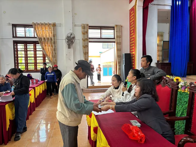 Hỗ trợ tiền mặt cho người dân vùng bão, lũ Cao Bằng và Hà Tĩnh - Ảnh 5.
