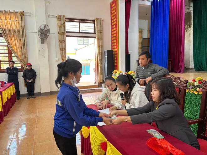 Hỗ trợ tiền mặt cho người dân vùng bão, lũ Cao Bằng và Hà Tĩnh - Ảnh 6.