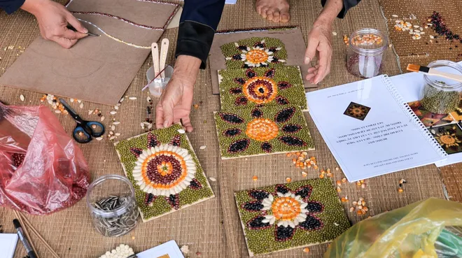 Nghệ thuật từ hạt ngô: Khi nông sản Lân Nóng "kể" chuyện du lịch xanh - Ảnh 2.