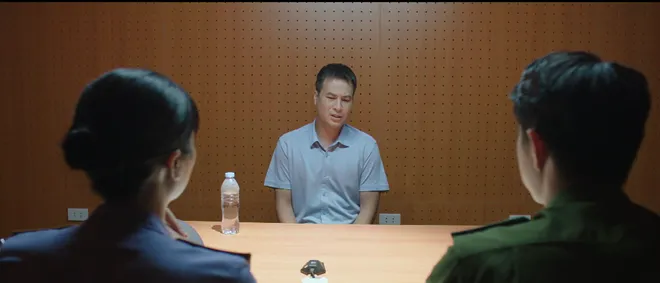 Lằn ranh - Tập 24: Khắc gặp nguy cơ xuống làm nhân viên quèn, chỉ còn lại người tình ở bên- Ảnh 1.