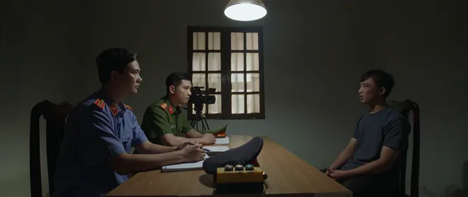 Lằn ranh - Tập 24: Khắc gặp nguy cơ xuống làm nhân viên quèn, chỉ còn lại người tình ở bên- Ảnh 2.