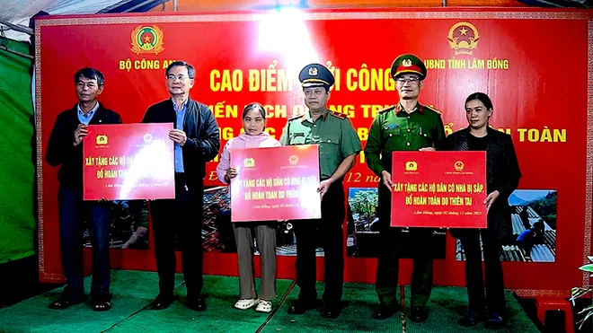Công an phát động “Chiến dịch Quang Trung” dựng lại nhà cho người dân tại Lâm Đồng- Ảnh 3. Công an phát động “Chiến dịch Quang Trung” dựng lại nhà cho người dân tại Lâm Đồng- Ảnh 3.