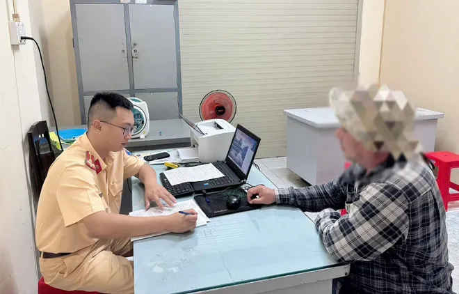 Xử phạt “binh đoàn” xe ben làm rơi vãi bùn đất trên đường ở Đồng Nai- Ảnh 3.