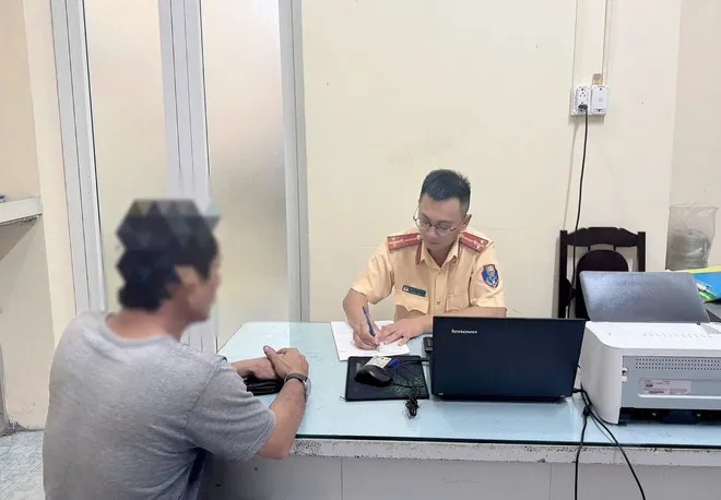 Xử phạt “binh đoàn” xe ben làm rơi vãi bùn đất trên đường ở Đồng Nai- Ảnh 2.