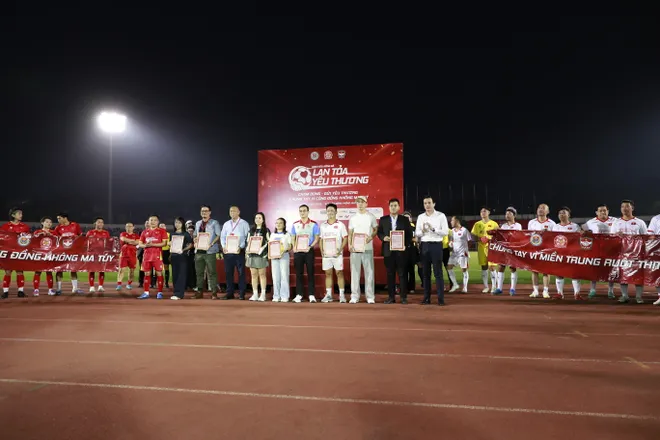 HLV Park Hang-seo xỏ giày ra sân, cùng Tiến Linh và nhiều học trò cũ "Lan toả yêu thương"- Ảnh 9.