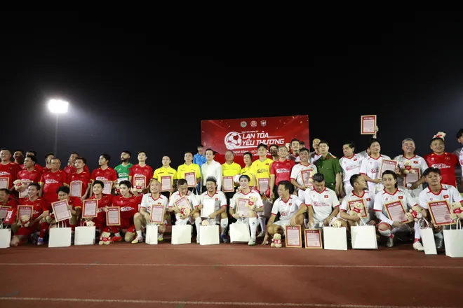 HLV Park Hang-seo xỏ giày ra sân, cùng Tiến Linh và nhiều học trò cũ "Lan toả yêu thương"- Ảnh 8.