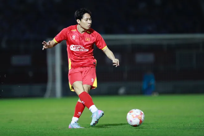 HLV Park Hang-seo xỏ giày ra sân, cùng Tiến Linh và nhiều học trò cũ "Lan toả yêu thương"- Ảnh 14. HLV Park Hang-seo xỏ giày ra sân, cùng Tiến Linh và nhiều học trò cũ "Lan toả yêu thương"- Ảnh 14.