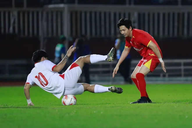 HLV Park Hang-seo xỏ giày ra sân, cùng Tiến Linh và nhiều học trò cũ "Lan toả yêu thương"- Ảnh 12. HLV Park Hang-seo xỏ giày ra sân, cùng Tiến Linh và nhiều học trò cũ "Lan toả yêu thương"- Ảnh 12.