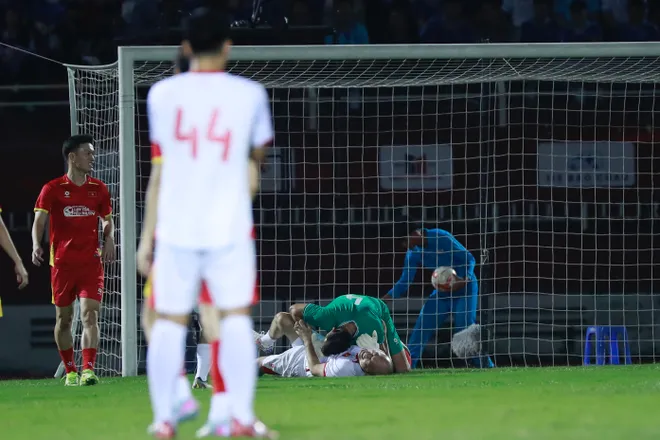 HLV Park Hang-seo xỏ giày ra sân, cùng Tiến Linh và nhiều học trò cũ "Lan toả yêu thương"- Ảnh 13. HLV Park Hang-seo xỏ giày ra sân, cùng Tiến Linh và nhiều học trò cũ "Lan toả yêu thương"- Ảnh 13.