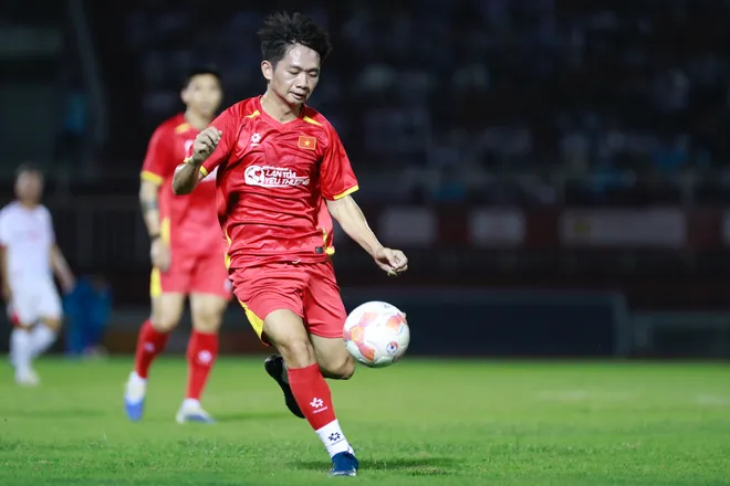 HLV Park Hang-seo xỏ giày ra sân, cùng Tiến Linh và nhiều học trò cũ "Lan toả yêu thương"- Ảnh 17. HLV Park Hang-seo xỏ giày ra sân, cùng Tiến Linh và nhiều học trò cũ "Lan toả yêu thương"- Ảnh 17.