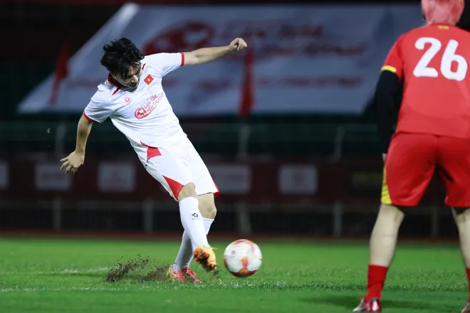 HLV Park Hang-seo xỏ giày ra sân, cùng Tiến Linh và nhiều học trò cũ "Lan toả yêu thương"- Ảnh 15. HLV Park Hang-seo xỏ giày ra sân, cùng Tiến Linh và nhiều học trò cũ "Lan toả yêu thương"- Ảnh 15.