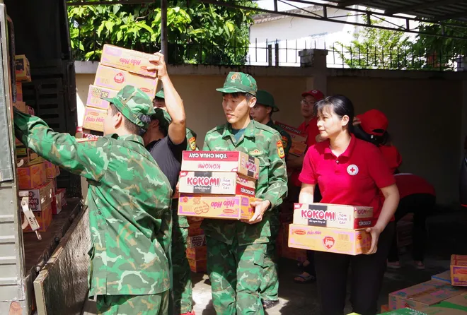 Bộ đội biên phòng hỗ trợ dân Lâm Đồng sau lũ - Ảnh 4.