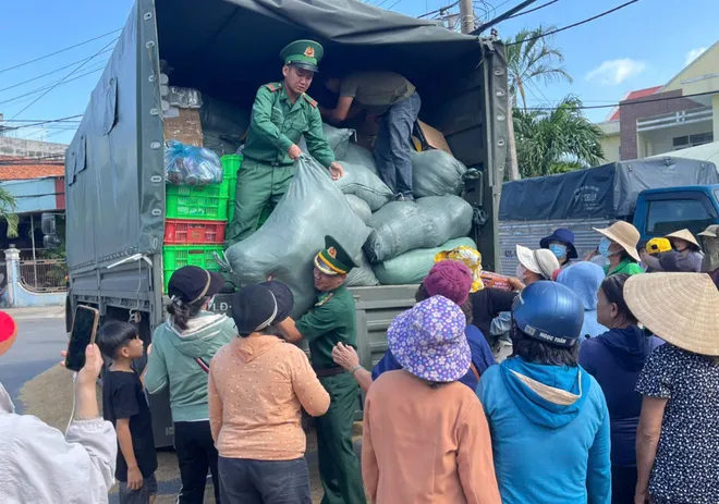 Bộ đội biên phòng hỗ trợ dân Lâm Đồng sau lũ - Ảnh 3.