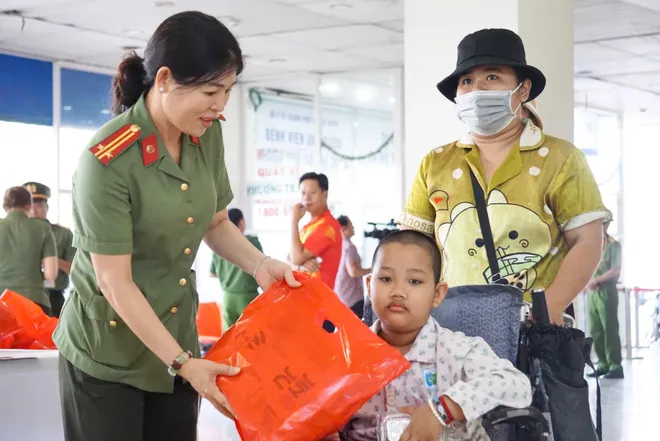 Công an TP Hồ Chí Minh tổ chức nhiều hoạt động cộng đồng dịp cuối tuần - Ảnh 4.