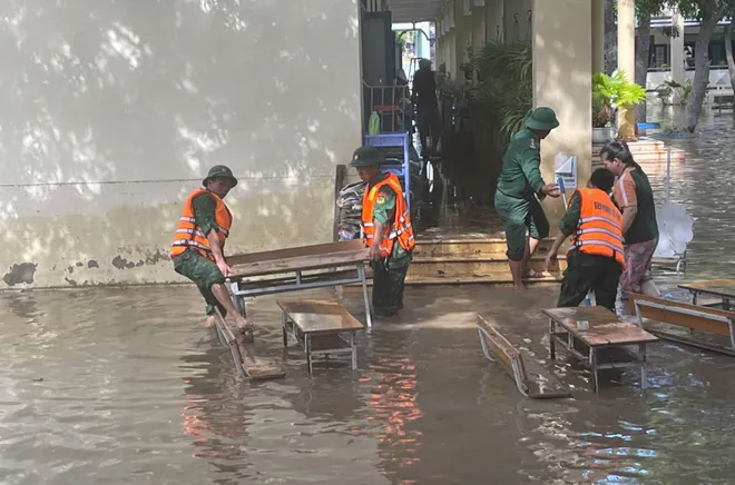 Bộ đội biên phòng hỗ trợ dân Lâm Đồng sau lũ - Ảnh 2.