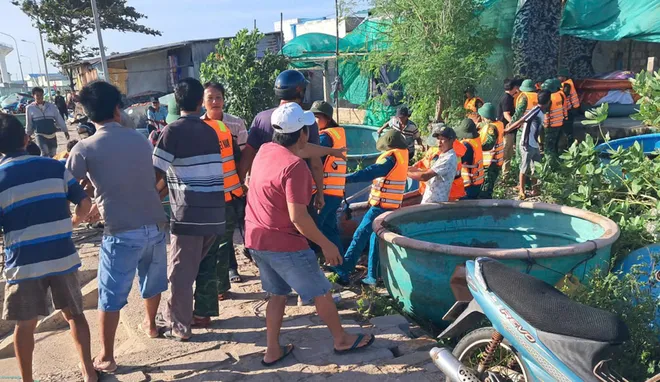 Bộ đội biên phòng hỗ trợ dân Lâm Đồng sau lũ - Ảnh 8.